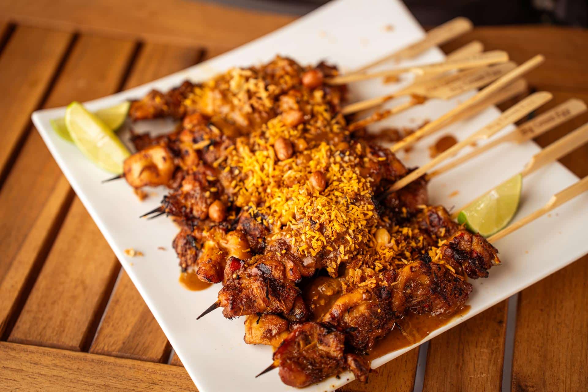 Kipsaté van de Big Green Egg met pindasaus en limoen