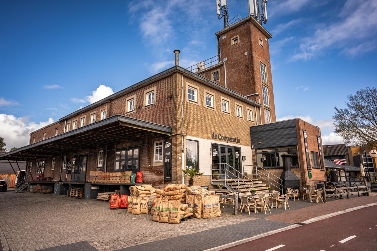 Het pand van BBQ Experience Center Nunspeet aan de Nijverheidsweg, bij het station
