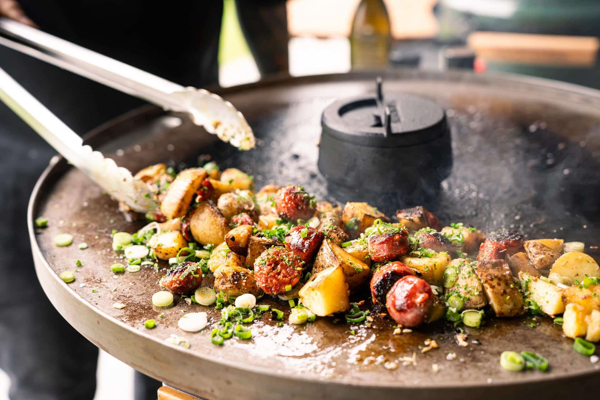 Patatas bravas met chorizo op de plancha