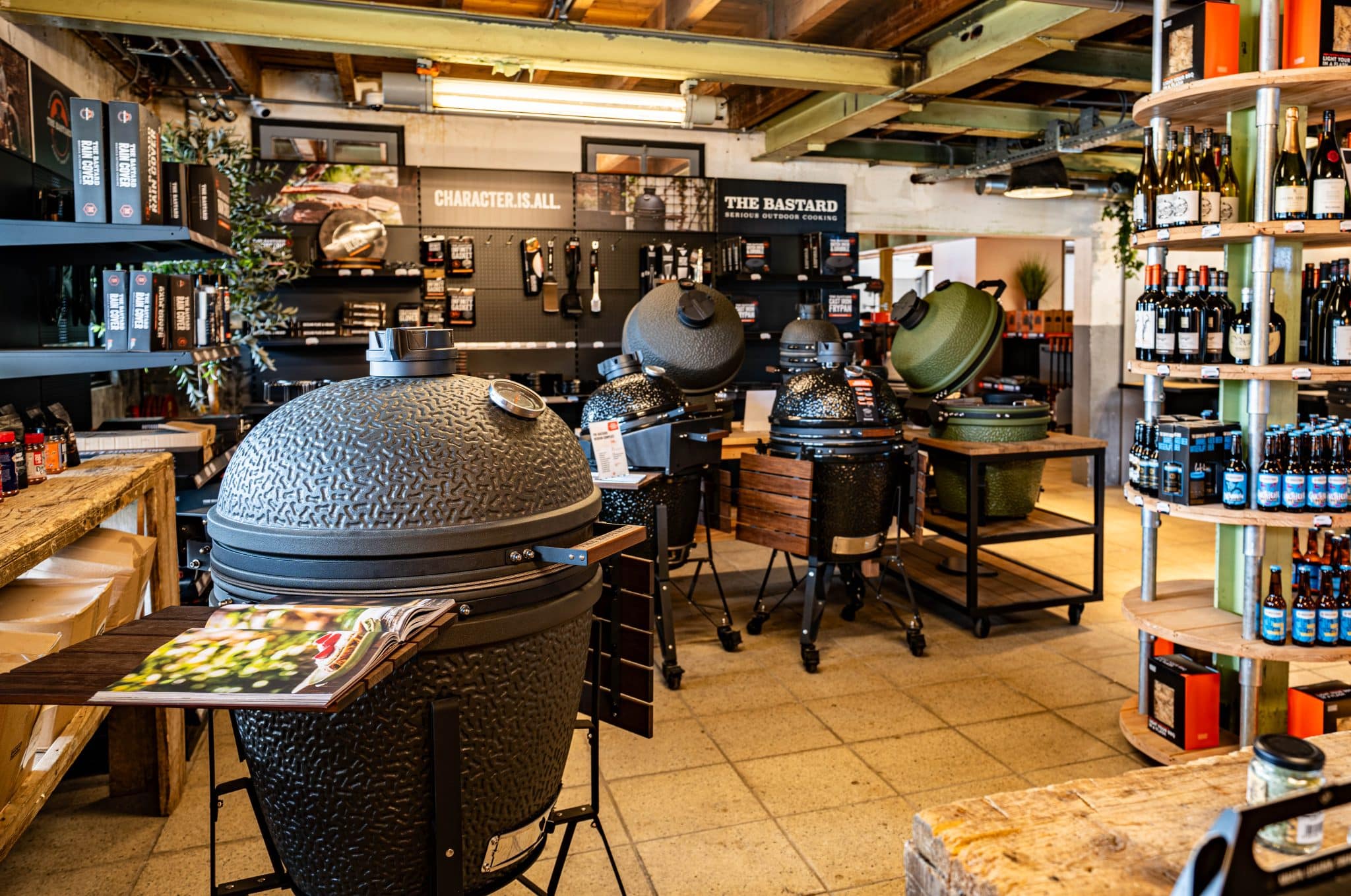 De showroom van BBQ Experience Center Nunspeet met kamado's, accessoires en drank