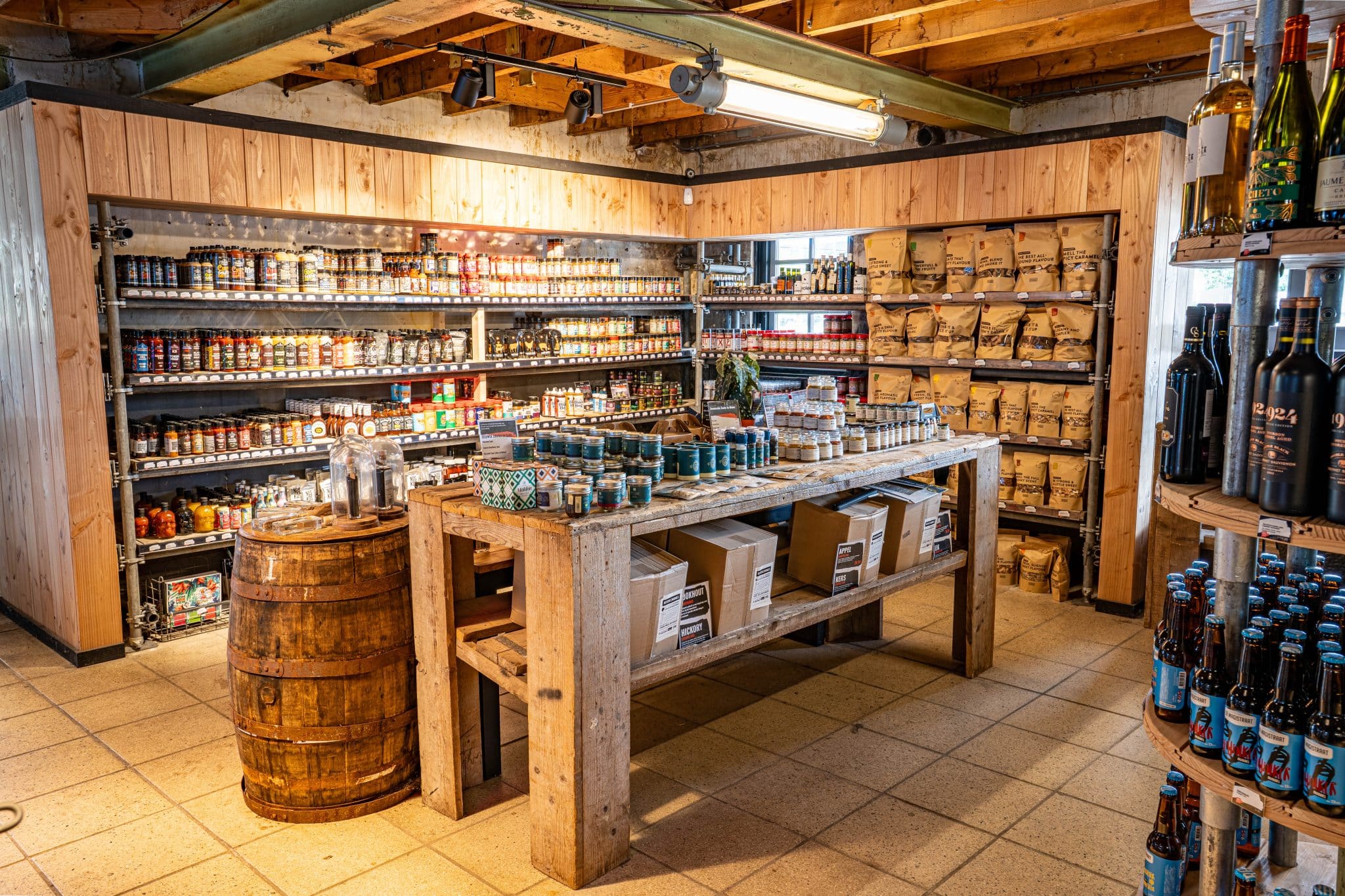 Schappen vol rubs, sauzen en delicatessen in de showroom