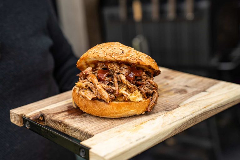 broodjewintersepulledporkmetzuurkoollowres - Winterse pulled pork uit de Dutch oven