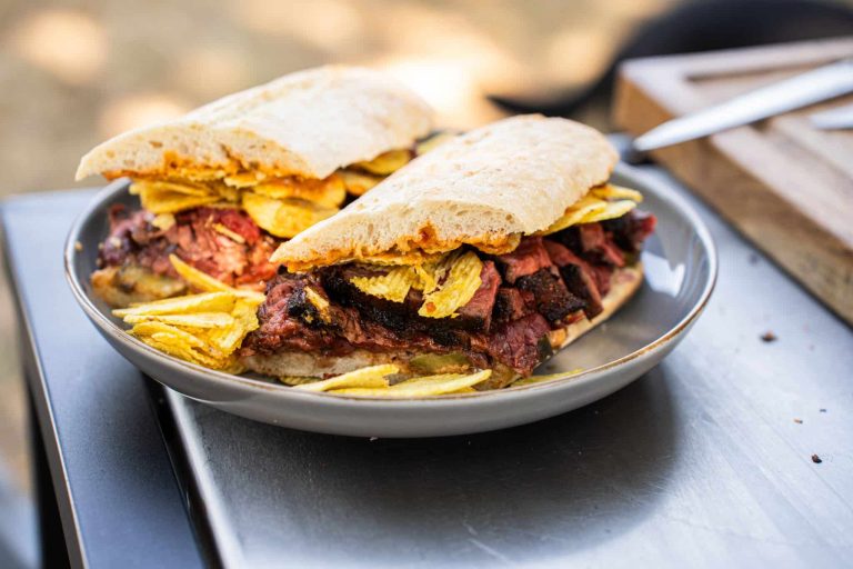 steaksandwichmetchips scaled - Steak sandwich van bavette